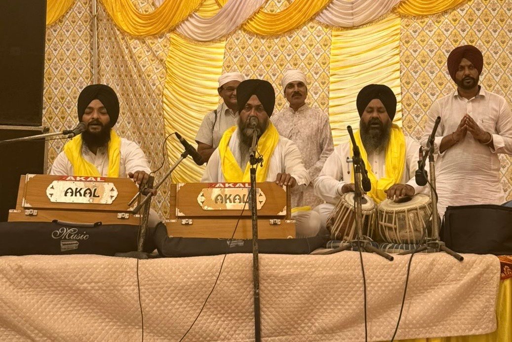 गुरू राम दास के प्रकाश पर्व पर मोहल्ले में मिलकर करवाया सुखमनी साहिब का पाठ