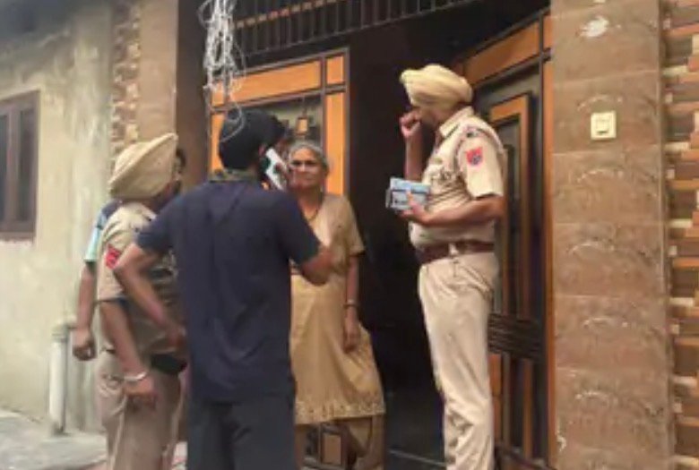 दशहरे वाले दिन पड़ोसी के 19 साल के लड़के को गोली मार हत्या कर गया पड़ोसी