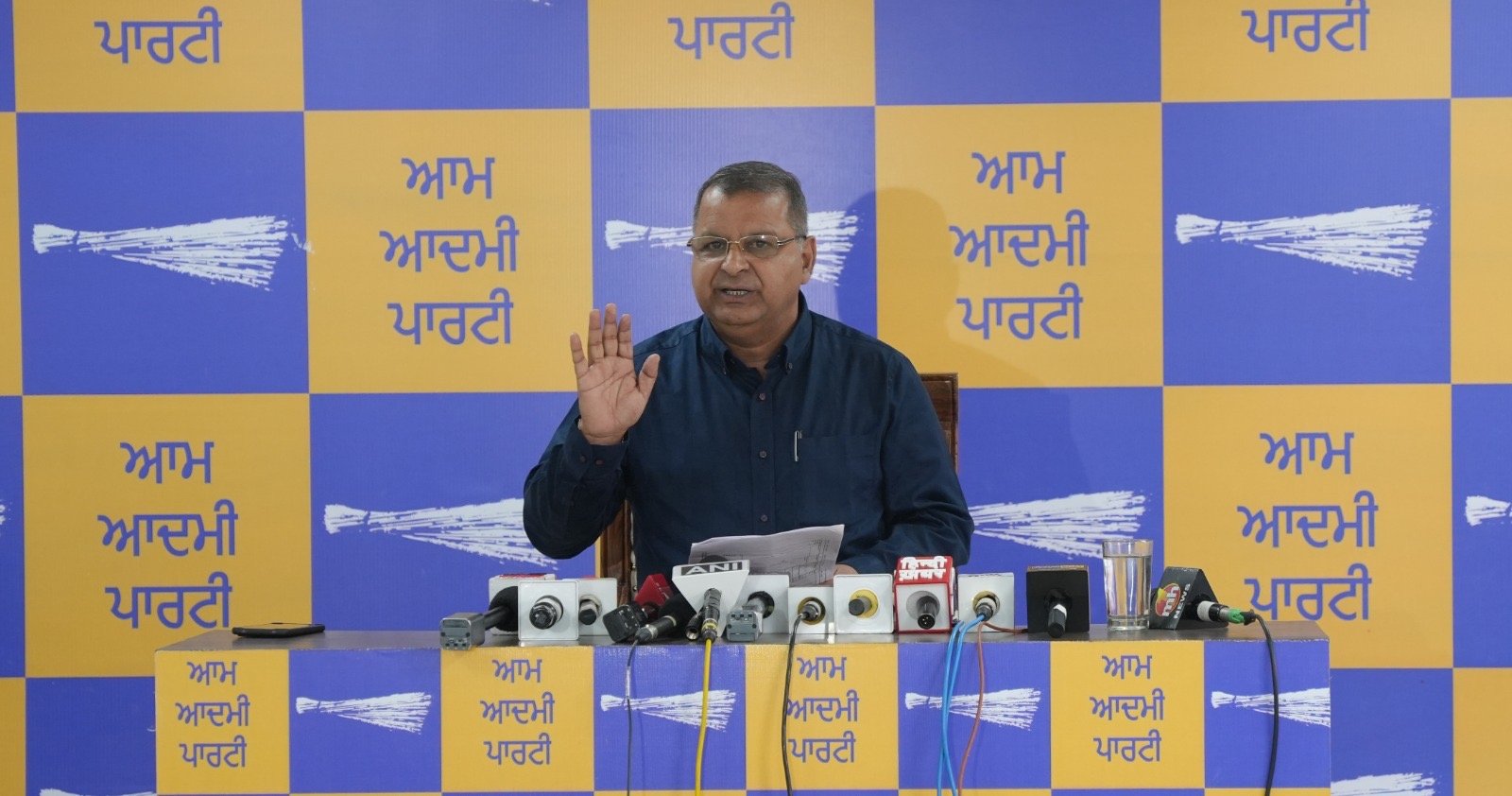 बाजवा जी, जब पंजाब डूब रहा था, आप अपने निजी फायदे के लिए अधिकारियों पर क्यों डाल रहे थे दबाव?