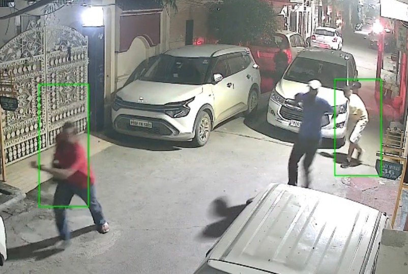 जालंधर में लूटा 15 लाख का जुआ ओर पिस्तौल,CCTV में पुलिस की गाड़ी भी आई मौके पर नज़र, नही की कारवाई