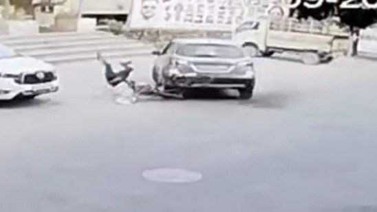 जालंधर में बीच सड़क कार सीख रही थी लड़की,अख़बार के हाकर को उड़ाया,देखे CCTV