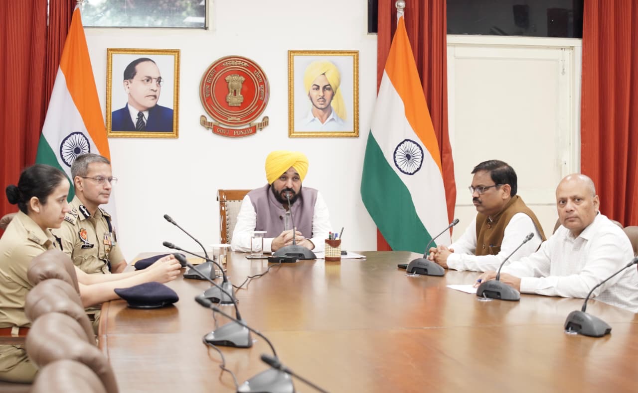 मुख्यमंत्री द्वारा बाढ़ प्रभावित कस्बों और शहरों में चल रहे सफाई, मरम्मत और राहत कार्यों की समीक्षा