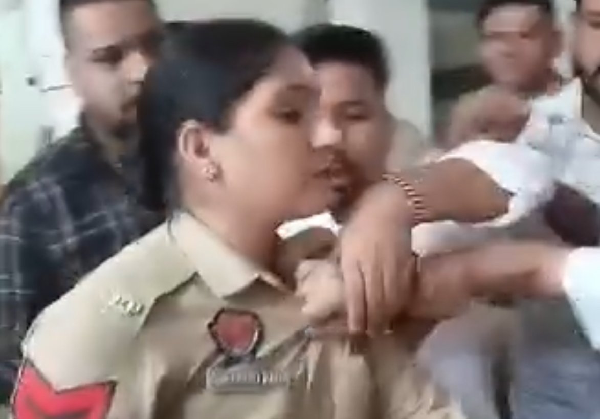 पति को मिलने आई पत्नी ने अदालत में पीटीं महिला पुलिस,खींची वर्दी