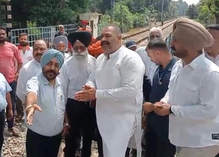 अर्बन एस्टेट बंद हुए रेलवे फाटक दोबारा खुलेंगे, नया अंडरपास भी बनेगा