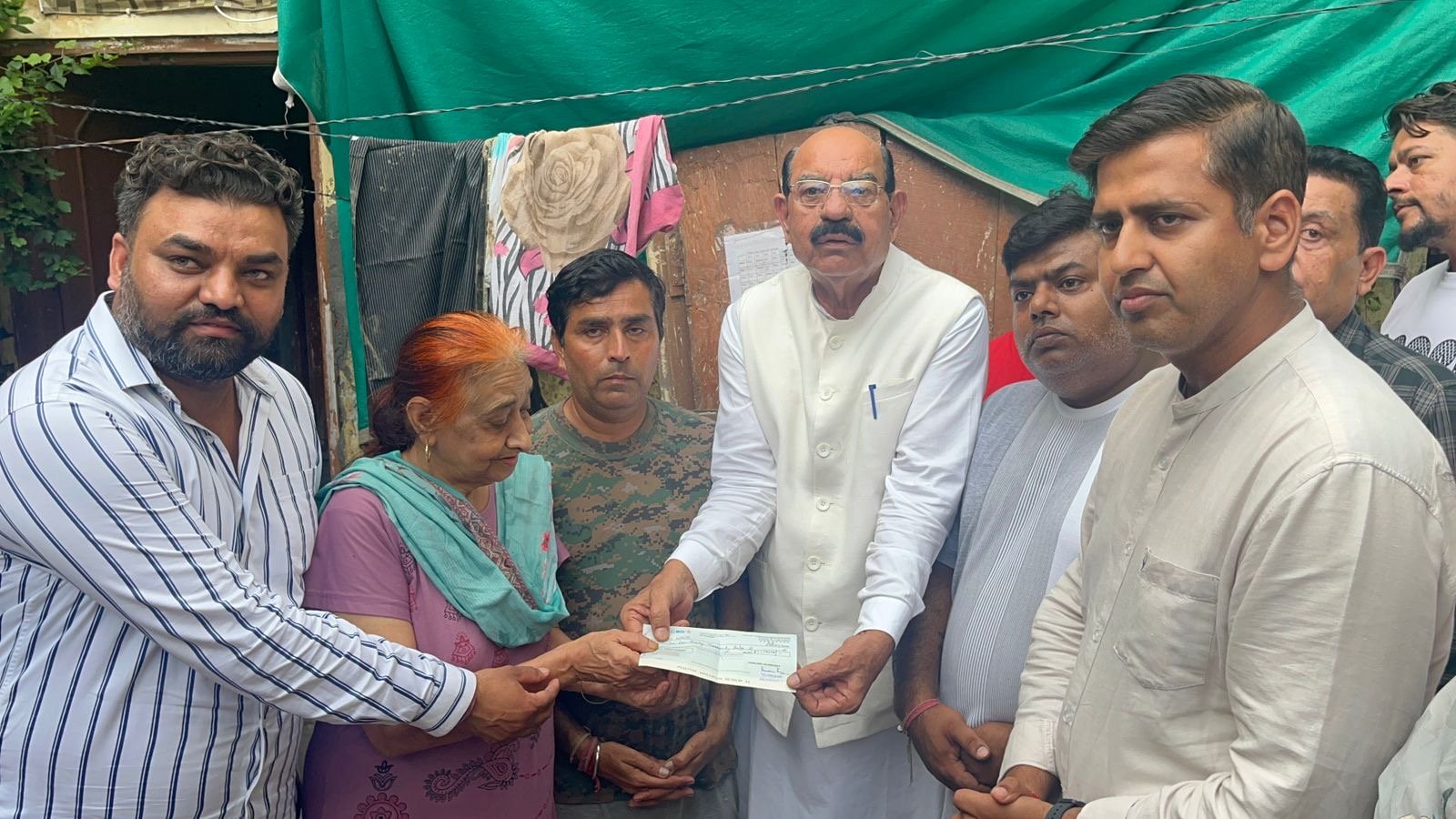 मोहिंदर भगत ने बरसात के कारण टूटे घर के मालिक को दिलाई 1.20 लाख की आर्थिक सहायता