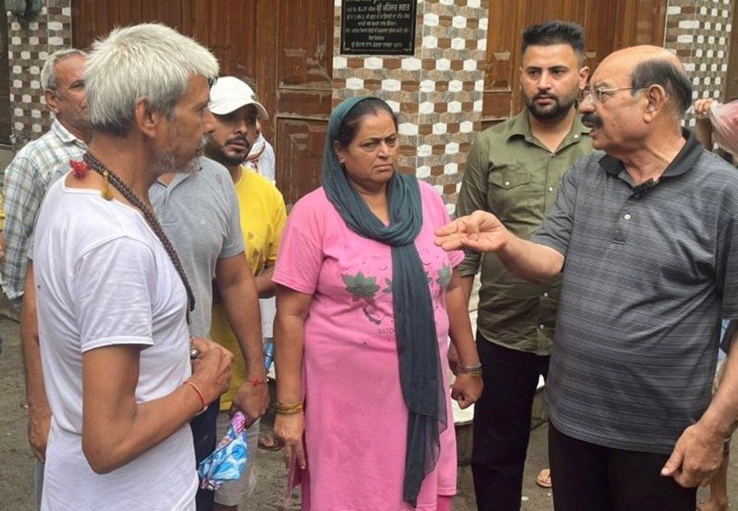 केबिनेट मंत्री मोहिंदर भगत ने जालांधर वेस्ट के इलाकों में सुनी लोगों की समस्याएं,बांटी राहत सामग्री ओर तिरपालें