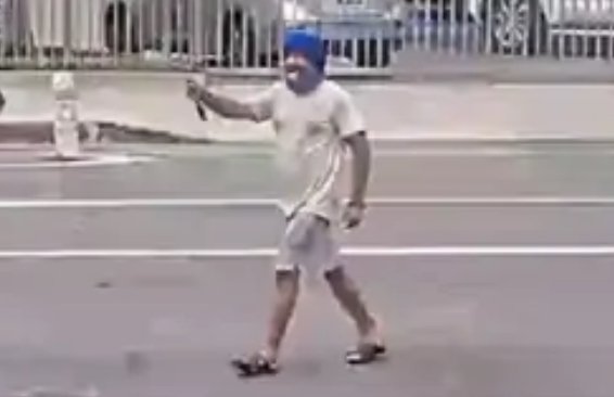 अमेरिका में सड़क पर हथियार लहरा रहा था युवक,पुलिस ने मारी गोली मौके पर मौत