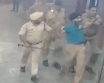निहंगो से रेलवे स्टेशन पर माँगी टिकट तो निकाल ली तलवार,पुलिस मुलाजिम के पीछे भागे CCTV आई सामने