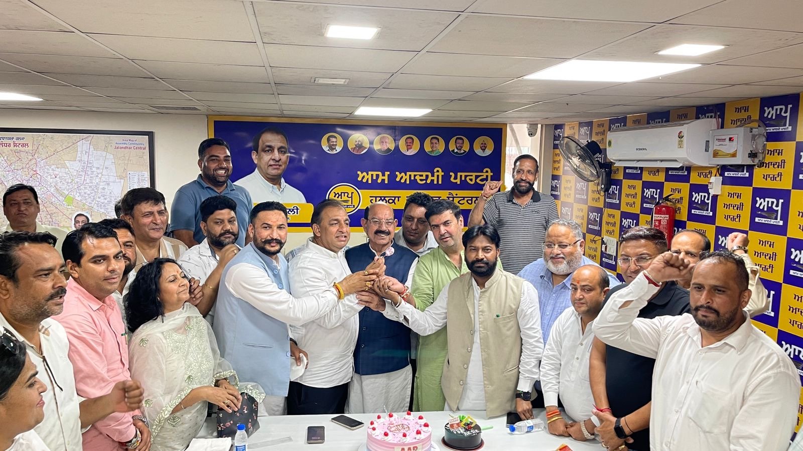 आप नेता नितिन कोहली के कार्यालय में दूरदर्शी नेता और आप सुप्रीमो अरविंद केजरीवाल का जन्मदिन मनाया गया