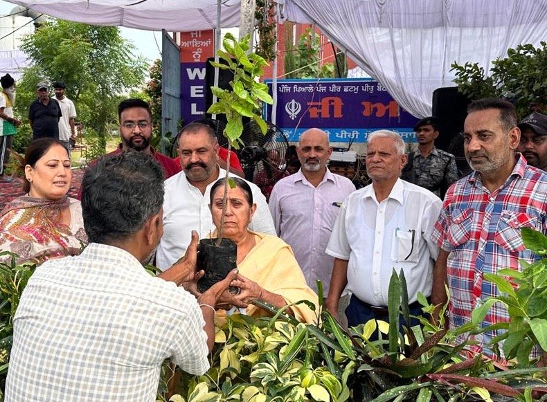 पूर्व सांसद सुशील रिंकू ने पिता स्व. श्री रामलाल जी की बरसी पर वितरित किए 1500 से ज्यादा पौधे