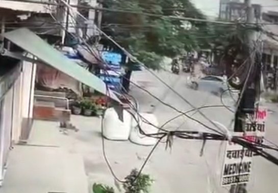 अनाड़ी कार चालक ने जालंधर में दो लड़कियों को मारी टक्कर,हवा में उछली गंभीर घायल,देखे CCTV