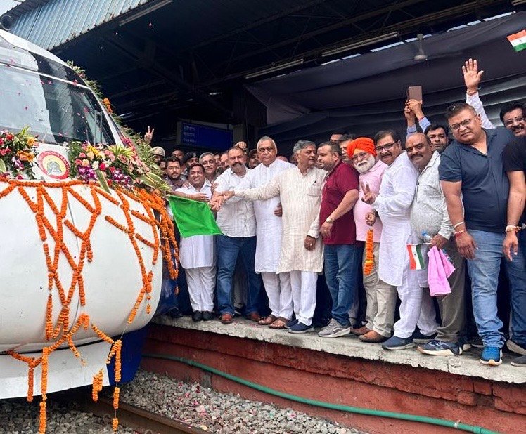 पूर्व सांसद सुशील रिंकू ने जालंधर सिटी रेलवे स्टेशन पर वंदे भारत एक्सप्रेस को दिखाई हरी झंडी
