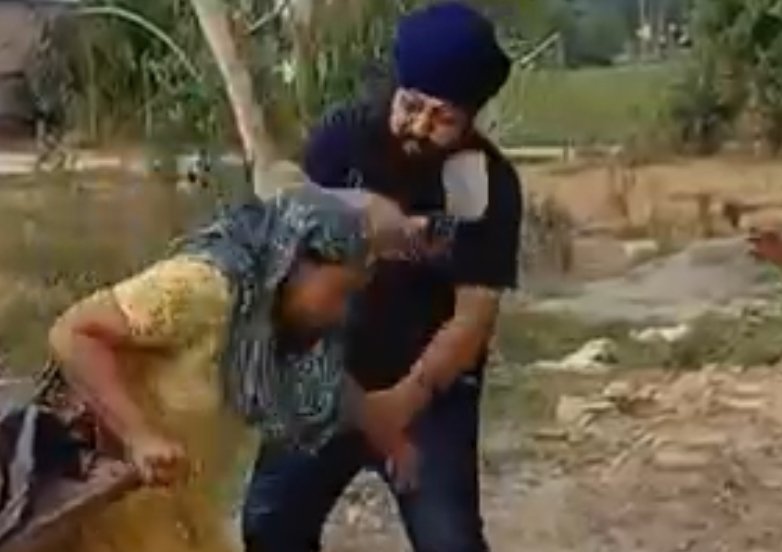 पंच ने महिला को पीटा,वीडियो के बाद गिरफ्तार,तो पीड़ित महिला ने बताई पिटाई की वजह