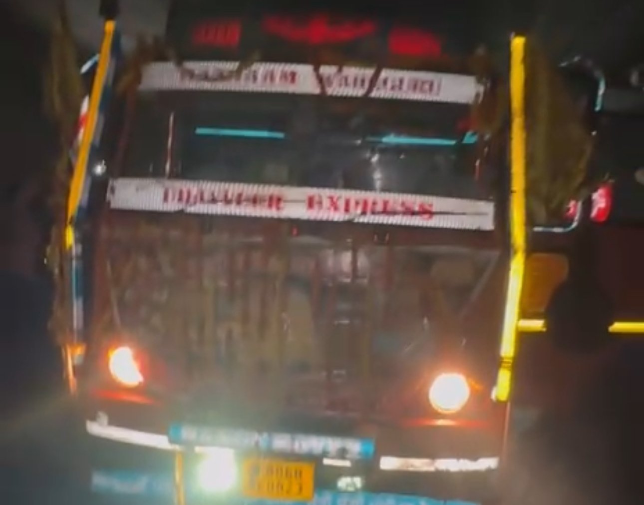 अमरनाथ यात्रा पर जा रहा ट्रक रेलवे ब्रिज के नीचे फँसा,चीखते रहें श्रद्धालु
