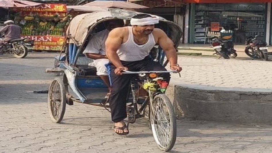 जालंधर में पुलिस इंस्पेक्टर चला रहा रिक्शा,साथी बेच रहा गन्ने का जूस