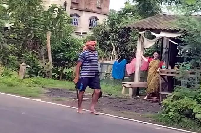 एक हाथ में हथियार, दूसरे में भाभी का कटा हुआ सिर लेकर सड़क पर निकला युवक