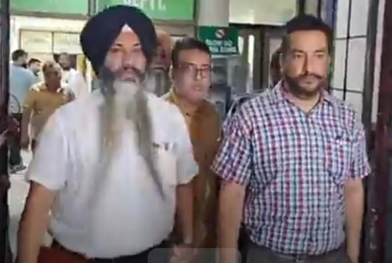 MLA रमन अरोड़ा-महेश मखीजा को लग्ज़री कार में घूमने वाला फ़ाइनेंसर दिखाता था हड़पने वाले प्लाट- मकान ओर बिल्डिंगे