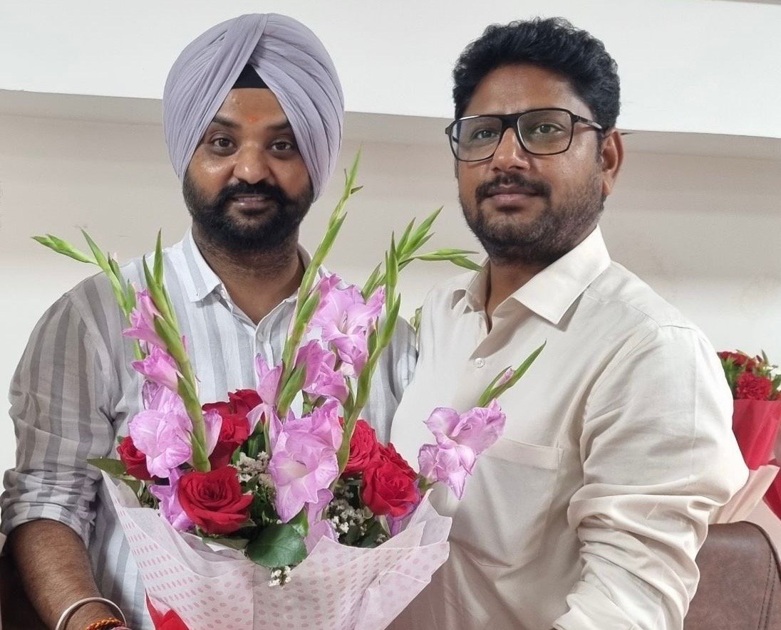 JOINT डायरेक्टर मनविंदर सिंह ने गुलदस्ता देकर करवाई जवाइनिंग,डिप्टी डायरेक्टर हाकम थापर ने सँभाला चार्ज