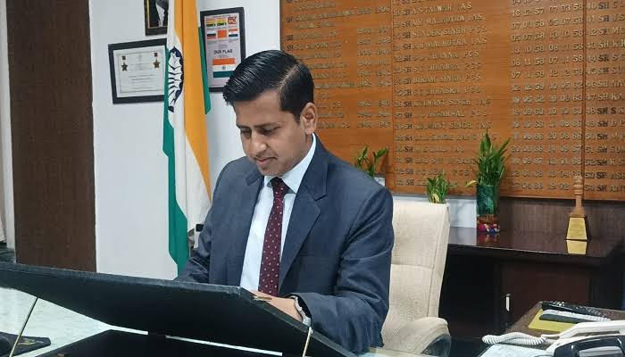 ब्लैक आउट के दौरान लाईट जलती मिली तो करें इस नंबर पर फ़ोन