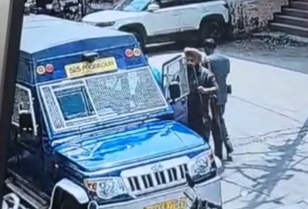 जालंधर के PNB बैंक के बाहर चली गोली-CCTV आई सामने