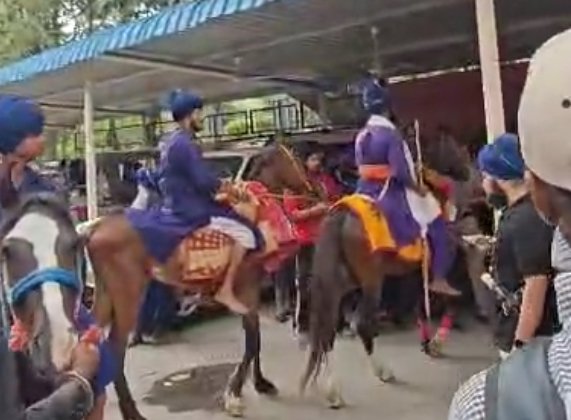 घोड़े लेकर जालंधर के SSP आफिस अपनी मांग मनाने पहुँचे निहंग सिंह