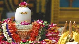शिवलिंग पर अपनी 4 उँगलियाँ काटकर चढ़ा गया भक्त