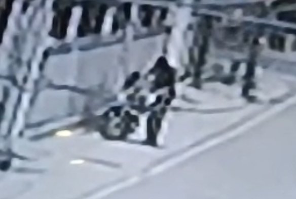 5 सेकेंड में बिना चाबी के चोरी कर लिया मोटरसाइकिल-CCTV में देखें चोर की तस्वीर