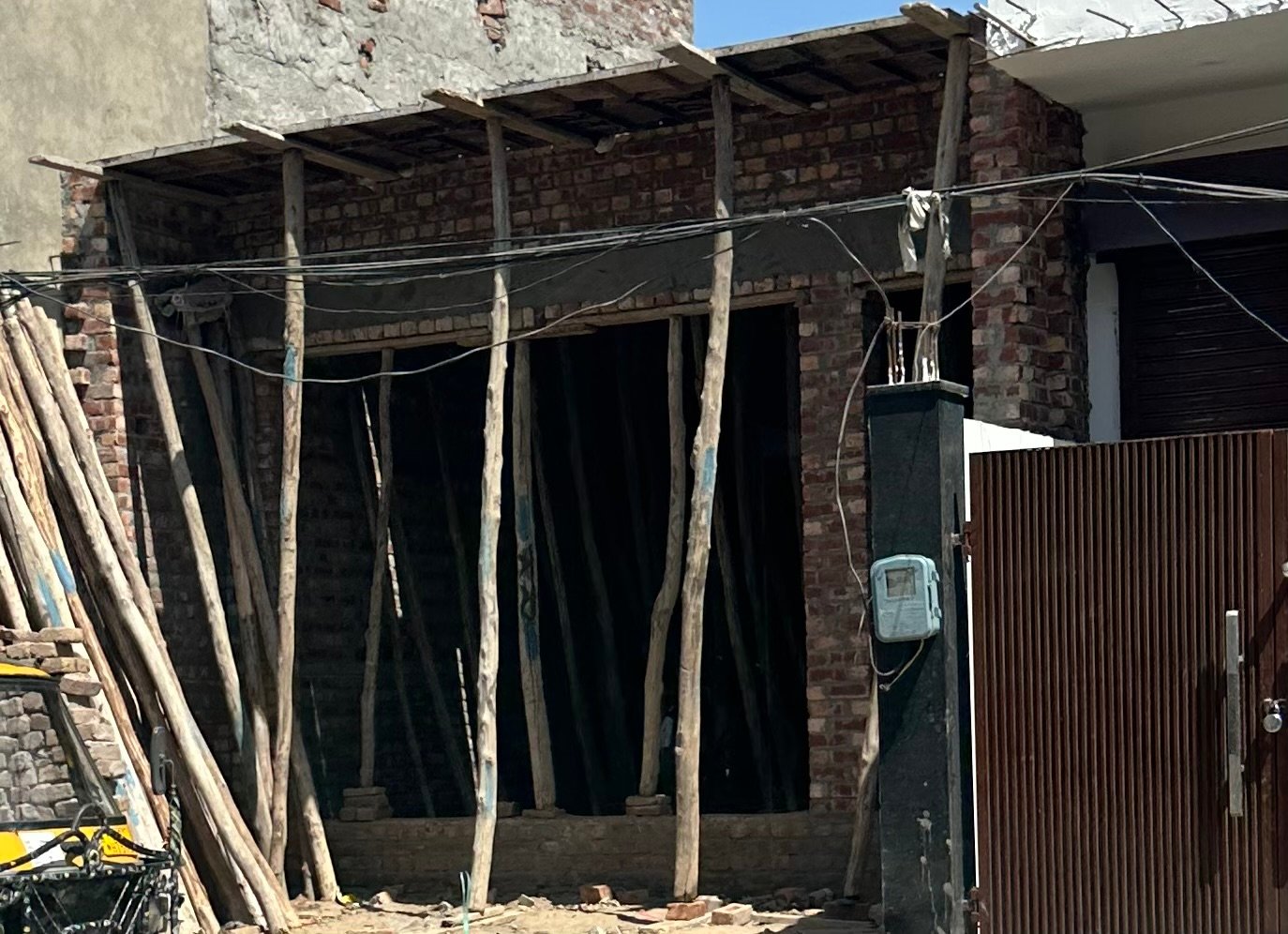 घई नगर के सामने रात के अँधेरे में नाजायज दुकान का किरयाना मालिक ने डाल दिया लैंटर-निगम अधिकारी बोले कारवाई की तैयारी