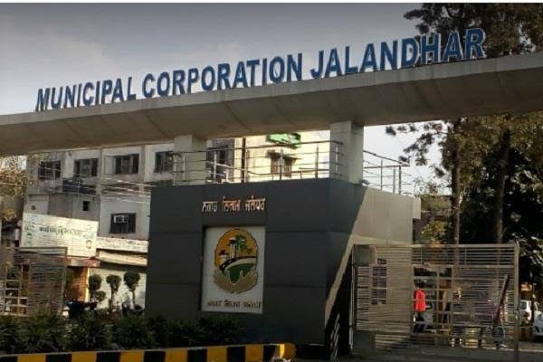 सीवरेज साफ़ करने आएं अधिकारी को नेता ने जड़ा थप्पड़, कारवाई की तैयारी