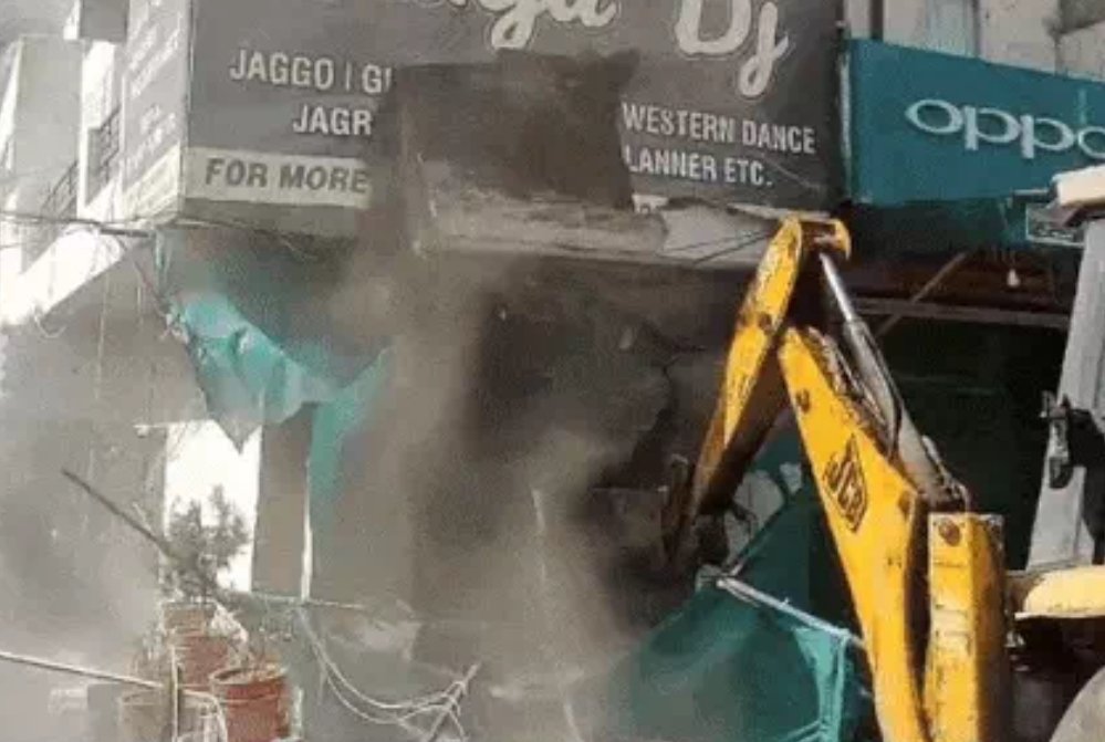 जालंधर में मशहूर नशा तस्कर के दो घरों को पुलिस ने तोड़ा