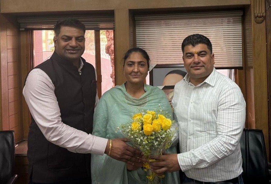 राजविंदर कौर थिआरा ने इम्प्रूवमेंट ट्रस्ट के चेयरमैन का पदभार ग्रहण किया,मंत्री पुत्र अतुल भगत ने दी शुभकामनाएं