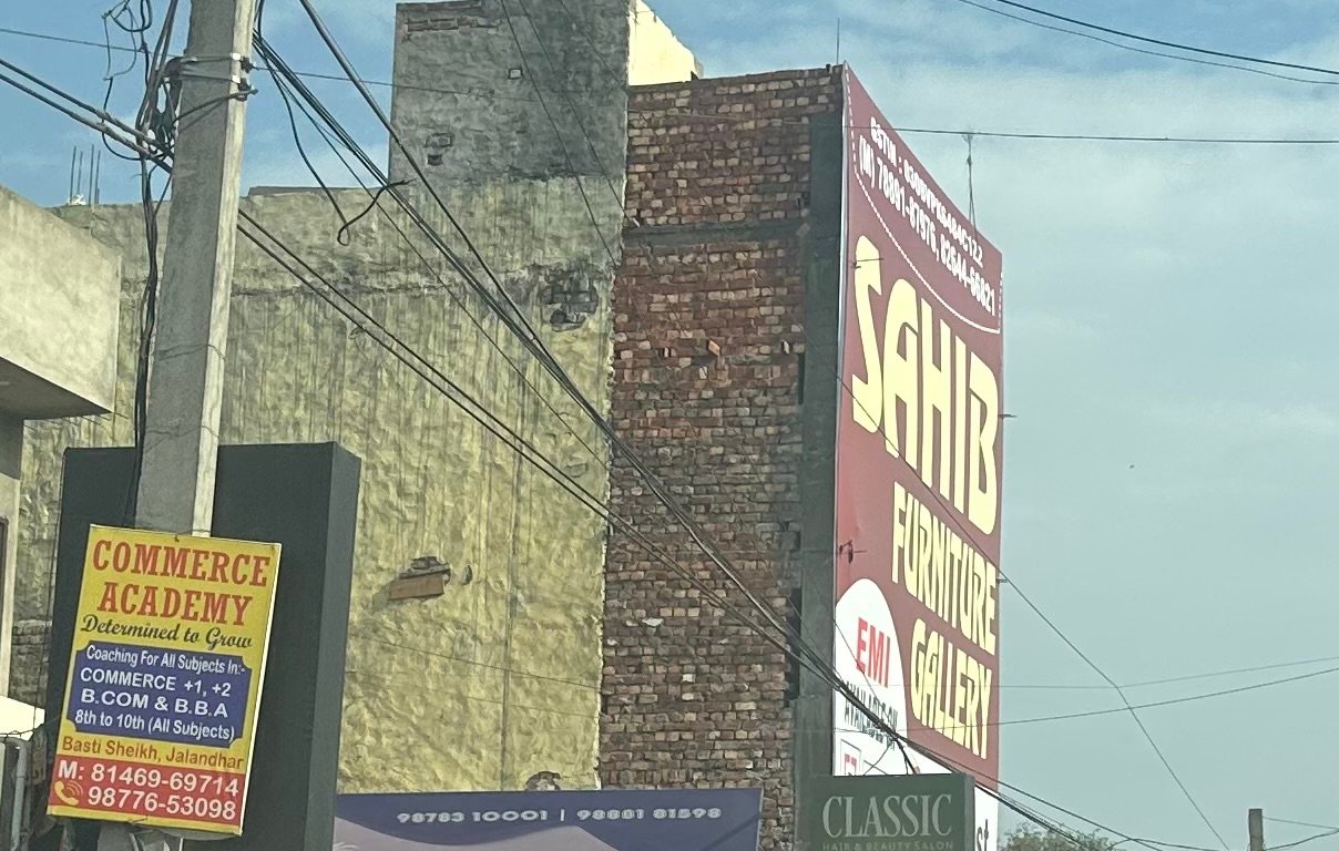 SAHIB FURNITURE का बोर्ड लगाकर बना दी चार मंजिला नाजायज बिल्डिंग