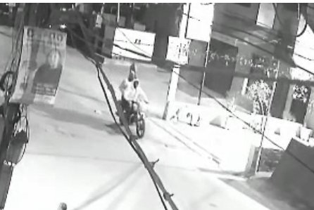 अमृतसर में हाथ में झंडा पकड़कर आए युवकों ने मन्दिर पर फैंका बम CCTV आई सामने
