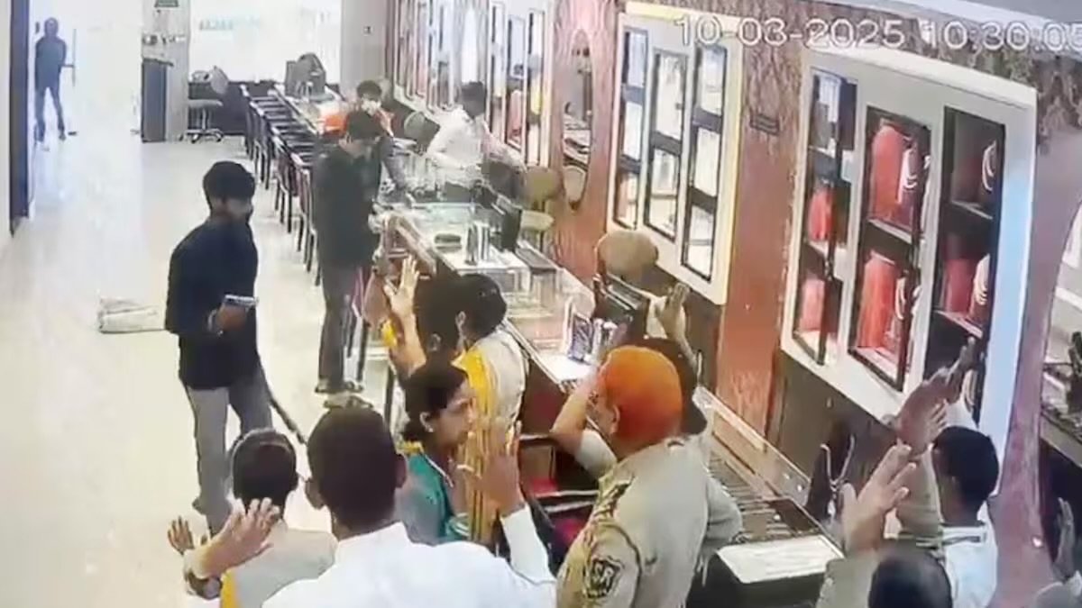 TANISHQ के शोरूम में 25 करोड़ रूपए की लूट,स्टाफ को बनाया बंधक
