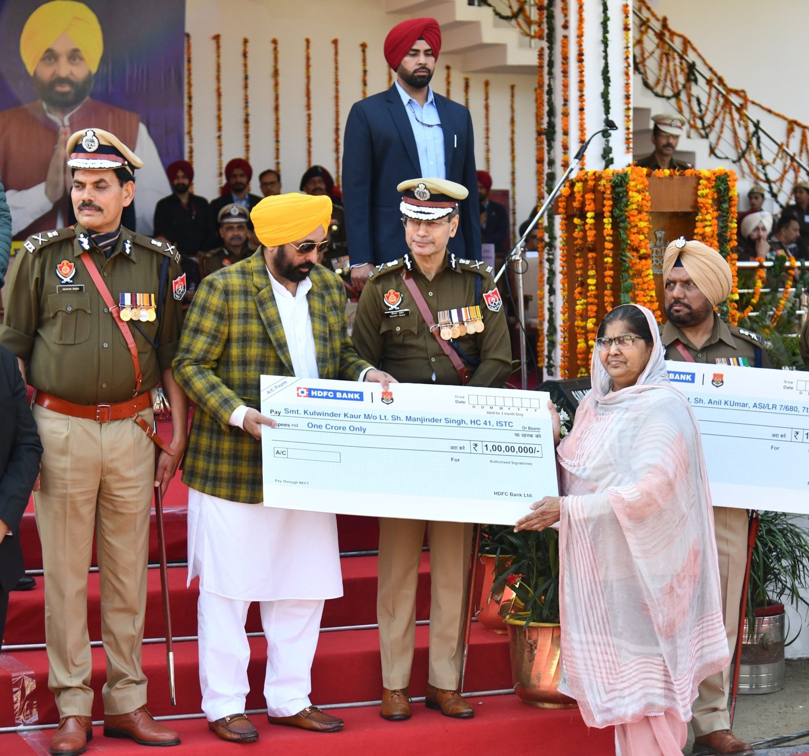 मुख्यमंत्री ने पांच पुलिस कर्मियों के परिवारों को एक-एक करोड़ रुपये की वित्तीय सहायता के चेक सौंपे