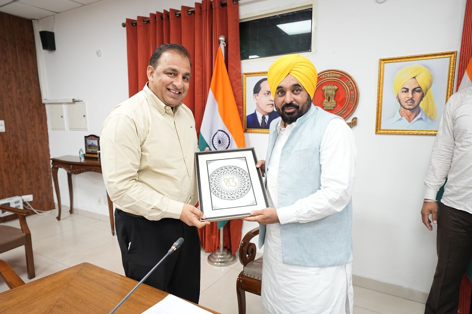 नितिन कोहली ने ऐतिहासिक नगर निगम चुनाव जीत पर मुख्यमंत्री भगवंत सिंह मान को बधाई दी, विशेष ‘मंडला आर्ट’ पेंटिंग भेंट की