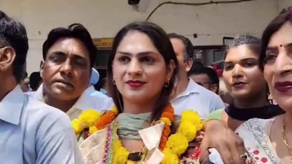 पंजाब-चुनावों में जीती माही महंत,मंत्री अमन अरोड़ा ने पैर छूकर लिया आशीर्वाद