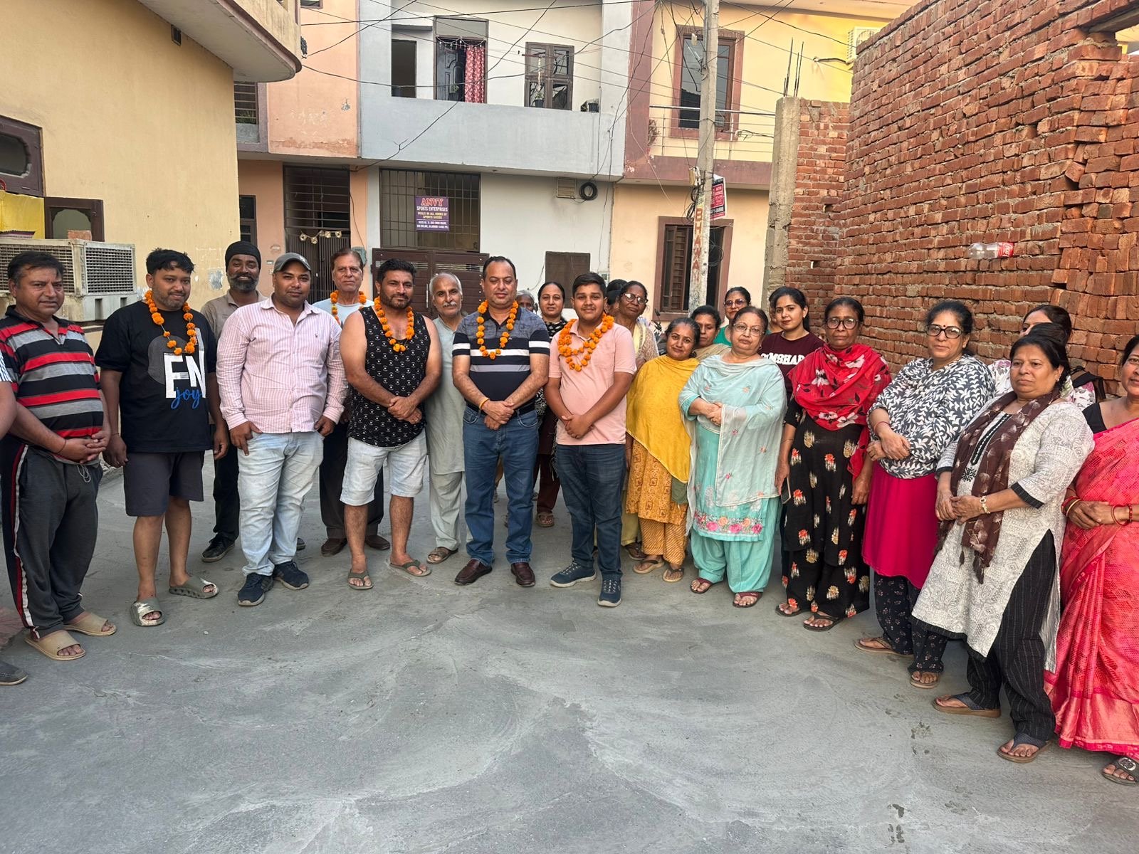 पार्षद कविता सेठ के प्रयासों से कैबिनेट मंत्री महेंद्र भगत ने किया नई सड़कों का उद्घाटन