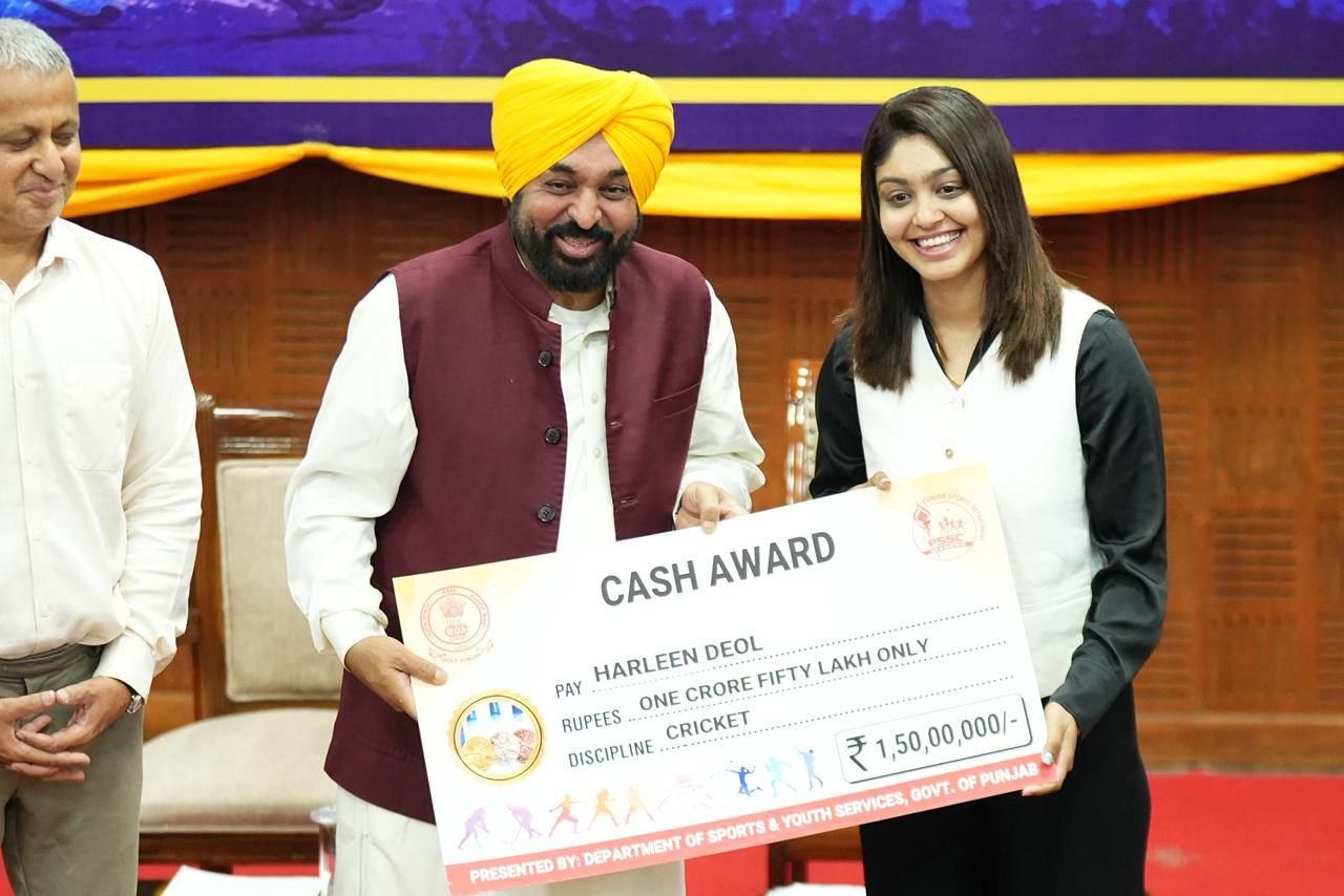 पंजाब के खिलाड़ियों ने दुनिया भर में तिरंगे का मान बढ़ाया, मुख्यमंत्री भगवंत सिंह मान द्वारा पुरस्कार और इनामी राशि से खिलाड़ियों का सम्मान