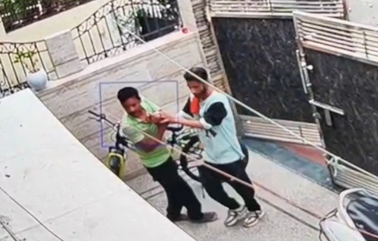 जालंधर में घर का खुला गेट देख घुसा चोर LIVE चोरी करते काबू-देखें CCTV