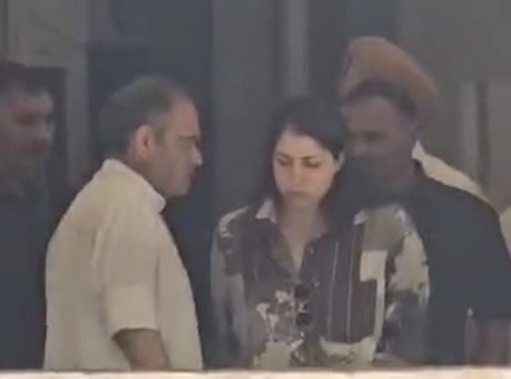 पूर्व कैबिनेट मंत्री संजीव अरोड़ा अदालत के बाहर बेटी को गले लगाकर रोएँ