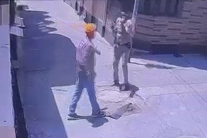 आटो रिक्शा में क़ैदी को ले जा रहा था पुलिस वाला,भागने लगा तो मारी गोली,हुई मौत-देखें सीसीटीवी