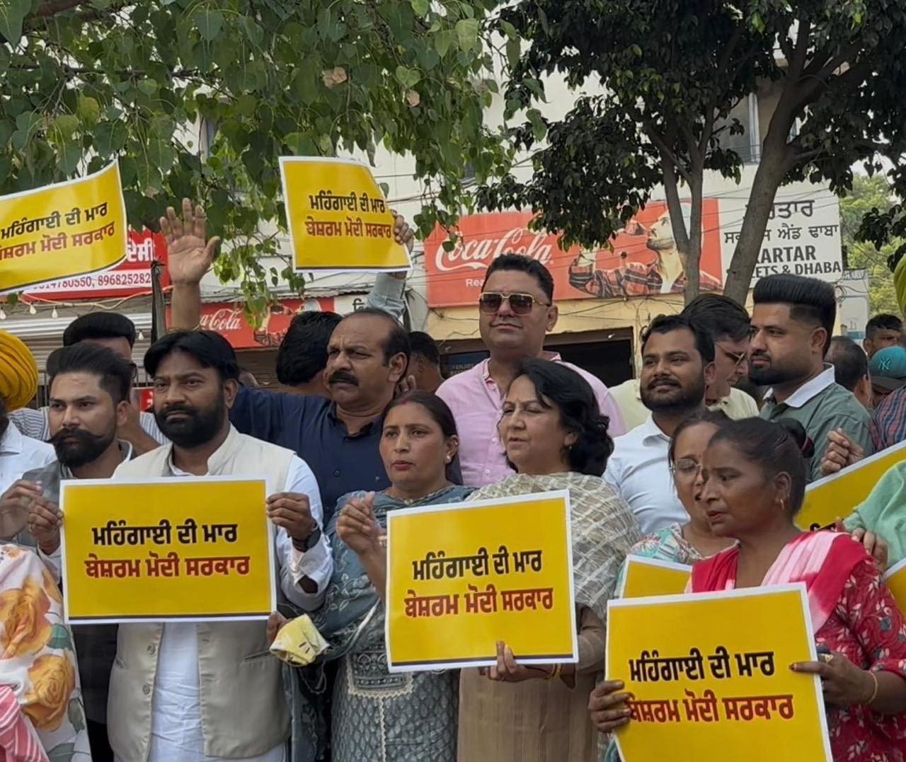 पेट्रोल-डीज़ल की बढ़ी कीमतों के विरुद्ध ‘आप’ का हल्ला बोल