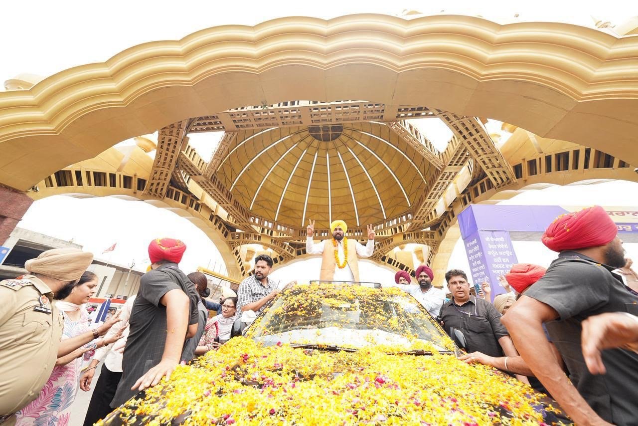 मुख्यमंत्री भगवंत सिंह मान ने श्री हरिमंदिर साहिब में माथा टेका, बेअदबी विरोधी ऐतिहासिक कानून बनाने की समझ और शक्ति देने के लिए परमात्मा का शुक्राना किया