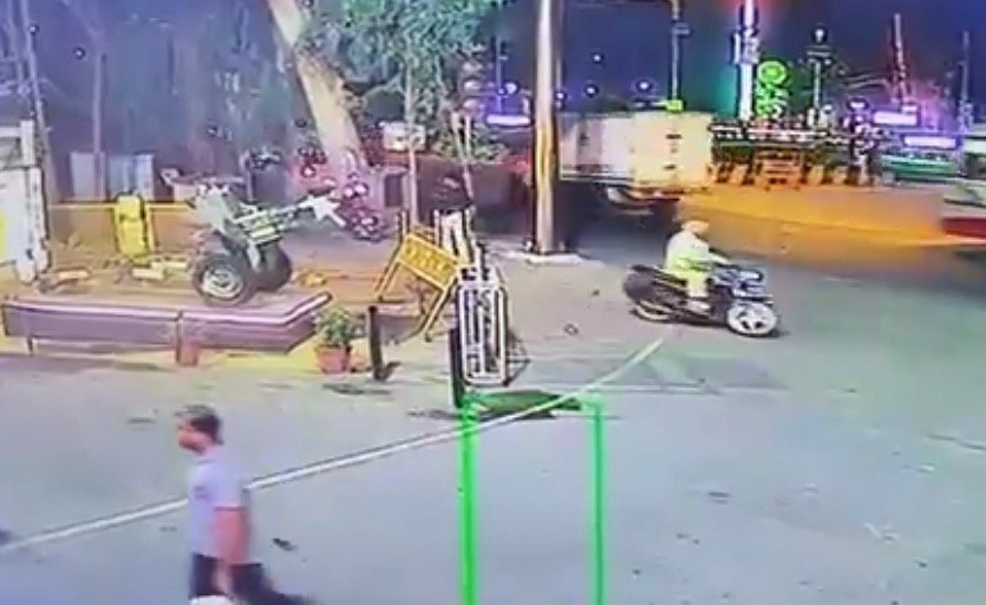 BSF चौक बम धमाके की CCTV ने खोले राज-धमाके से 5 सेकेंड पहले निकला बाइक सवार! क्या इसने दबाया बम का रिमोट?