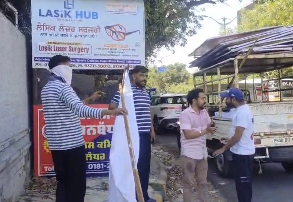 AAP का मेयर-AAP की सरकार-AAP के MLA के लगे फलैक्स बोर्ड फाड़कर उतारे