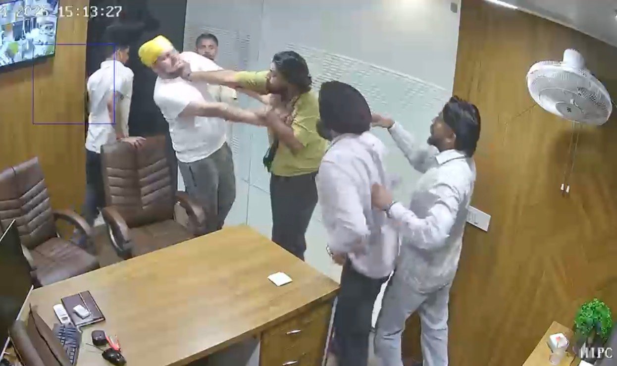 ट्रैवेल एजेंट के आफिस में एक थप्पड़ के बाद पड़े दर्जनों थप्पड़-देखे CCTV