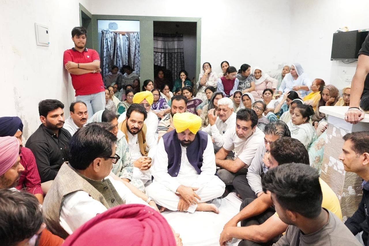 मुख्यमंत्री भगवंत सिंह मान जगराओं पहुंचकर मथुरा पीड़ित परिवारों से मिले, संकट की घड़ी में हर संभव सहायता का भरोसा