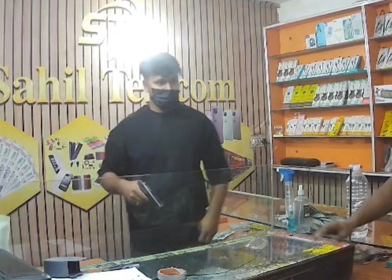 पंजाब-मोबाइल दुकान में घुसे लुटेरे-पैसे भी लूटे गोली भी चलाई,घायल दुकानदार की बहादुरी की वीडियो भी आई सामने