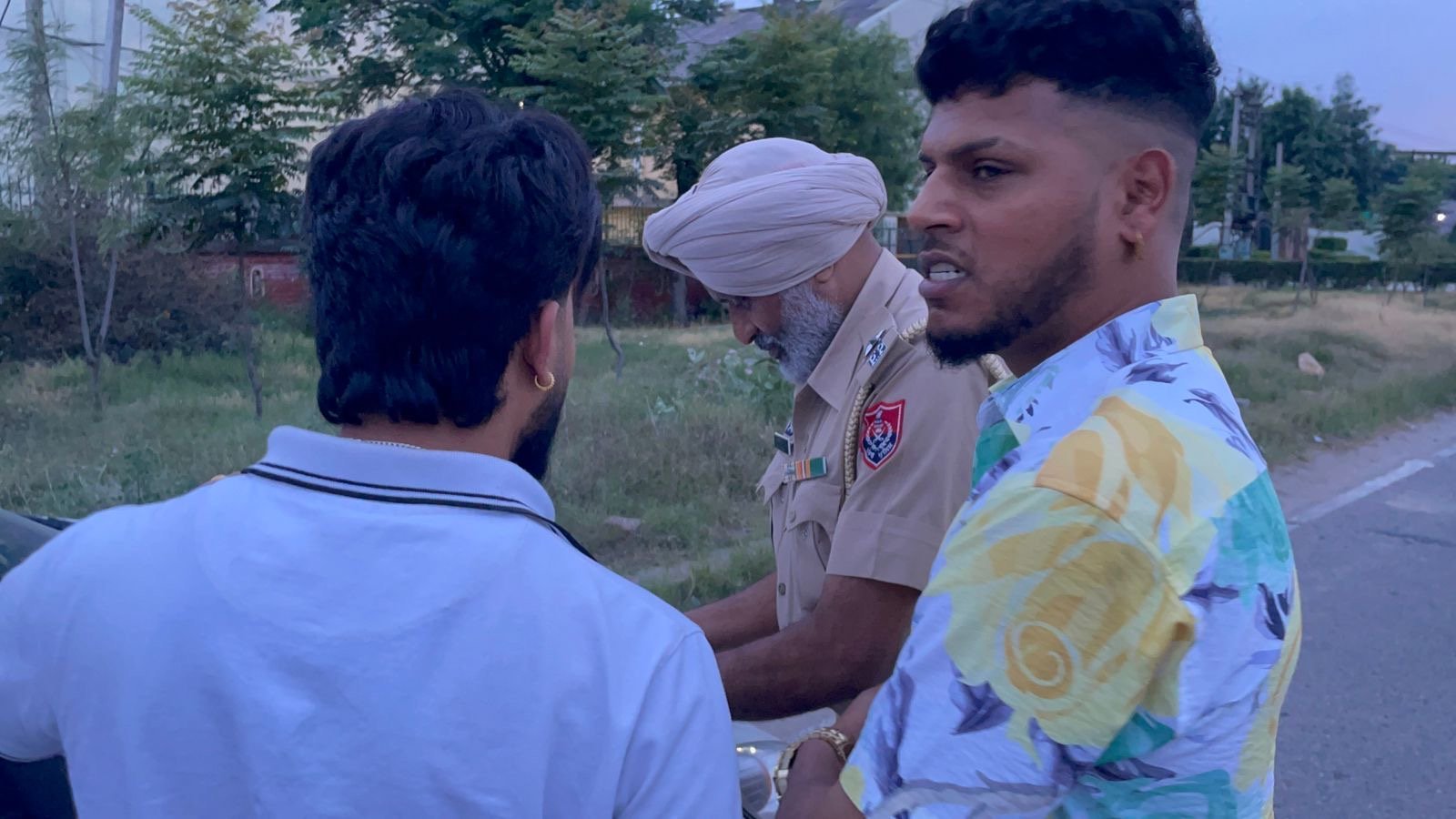 युवक की कार पर चली गोली-पुलिस वालों पर गोली चलवाने का आरोप